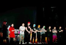 Foto și Video. Audiență mare la piesa ,,Cinci avioane în șapte ani“ prezentată pe scena Teatrului ,,Sică Alexandrescu“ Brașov. ,,Lăsați orice anturaj care vă influențează în rău, nu vă apucați de droguri niciodată“ Mihai, consumator de droguri, trupa Blitz a Penitenciarului Arad