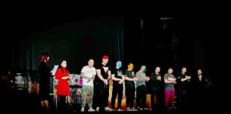 Foto și Video. Audiență mare la piesa ,,Cinci avioane în șapte ani“ prezentată pe scena Teatrului ,,Sică Alexandrescu“ Brașov. ,,Lăsați orice anturaj care vă influențează în rău, nu vă apucați de droguri niciodată“ Mihai, consumator de droguri, trupa Blitz a Penitenciarului Arad