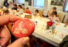 Foto. Sorin Petrișor:,,Tehnologia închistritului ouălor este păstrată vie la Șercaia, de Dana Streza“. Proprietarul muzeului de la Ucea de Sus, în vizită cu copiii din sat, la Șercaia