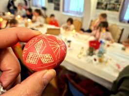 Foto. Sorin Petrișor:,,Tehnologia închistritului ouălor este păstrată vie la Șercaia, de Dana Streza“. Proprietarul muzeului de la Ucea de Sus, în vizită cu copiii din sat, la Șercaia