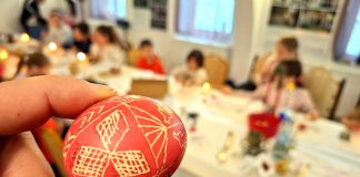 Foto. Sorin Petrișor:,,Tehnologia închistritului ouălor este păstrată vie la Șercaia, de Dana Streza“. Proprietarul muzeului de la Ucea de Sus, în vizită cu copiii din sat, la Șercaia