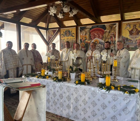 Foto. Sfântul Maslu în bisericile din Drăguș și Rucăr și în casele oamenilor. Pr. Gheorghe Roșca: ,,De la biserică, Sfântul Maslu se continuă în fiecare casă, la vatra străbună, este har peste har“