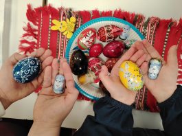 Foto și Video. Sărbătorile pascale întâmpinate de copiii români din Italia. Elevii prof. Angela Nicoară au aflat despre tradițiile pascale și au vopsit ouă la cursul LCCR