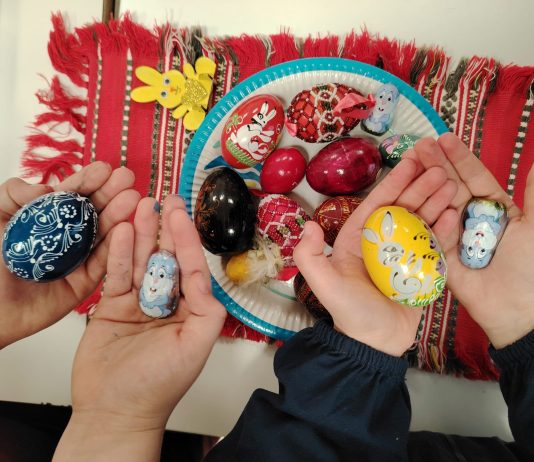 Foto și Video. Sărbătorile pascale întâmpinate de copiii români din Italia. Elevii prof. Angela Nicoară au aflat despre tradițiile pascale și au vopsit ouă la cursul LCCR