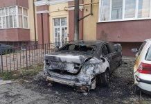Foto și Video. Piroman sau dușman! Un individ a dat foc mașinii unei familii de pe strada Parcului din Făgăraș. Este a doua mașină incendiată a acestor proprietari