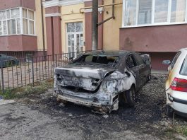 Foto și Video. Piroman sau dușman! Un individ a dat foc mașinii unei familii de pe strada Parcului din Făgăraș. Este a doua mașină incendiată a acestor proprietari