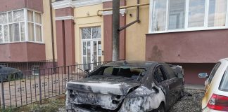 Foto și Video. Piroman sau dușman! Un individ a dat foc mașinii unei familii de pe strada Parcului din Făgăraș. Este a doua mașină incendiată a acestor proprietari