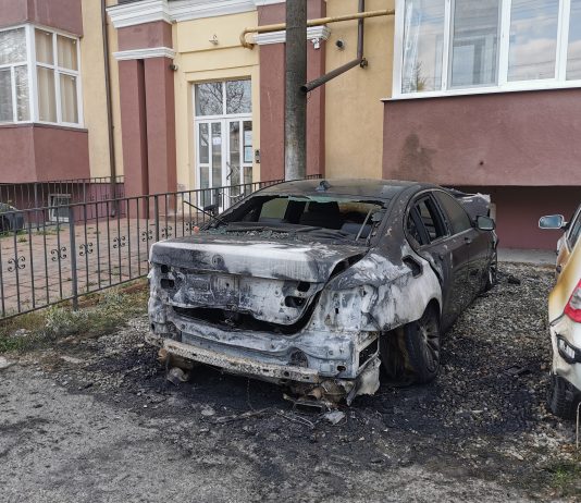 Foto și Video. Piroman sau dușman! Un individ a dat foc mașinii unei familii de pe strada Parcului din Făgăraș. Este a doua mașină incendiată a acestor proprietari
