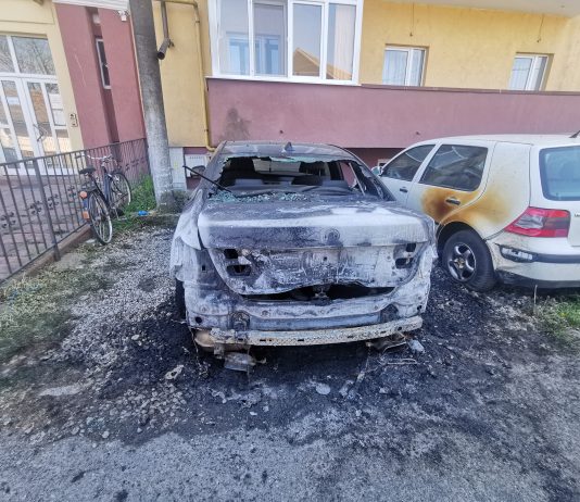 Trei persoane reținute în cazul mașinii incendiate pe strada Parcului din Făgăraș. Fapta a fost premeditată, explică polițiștii