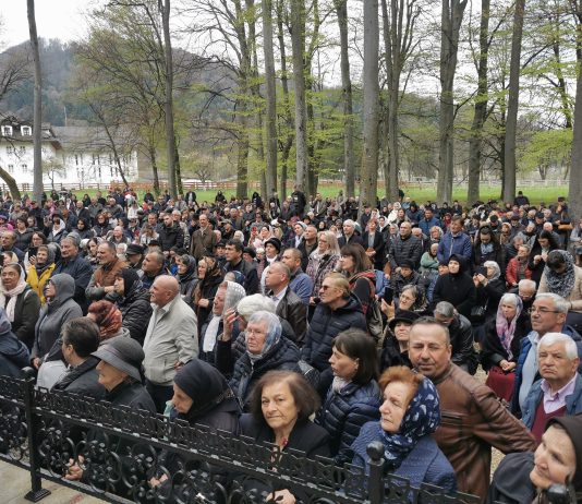 Foto și Video. Pelerinaj la Mănăstirea Brâncoveanu de Izvorul Tămăduirii. Slujba religioasă s-a oficiat la altarul din pădure. Participanții la hram au luat apă de la izvorul din incinta lăcașului de cult