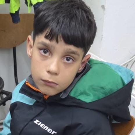 Luca, un copil de 10 ani din Făgăraș, este dat dispărut. Familia și polițiștii îl caută. Dacă îl vedeți, sunați la 112!