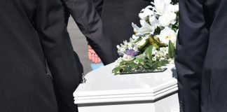 Ajutorul de deces s-a majorat. Persoanele care suportă cheltuielile de înmormântare primesc 9.192 lei. Care sunt condițiile