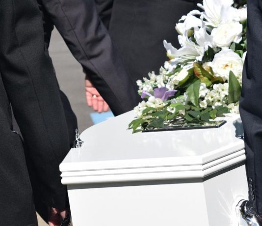 Ajutorul de deces s-a majorat. Persoanele care suportă cheltuielile de înmormântare primesc 9.192 lei. Care sunt condițiile