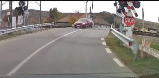 Acțiuni ale polițiștilor la trecere la nivel cu calea ferată. 20 de amenzi aplicate și trei permise auto reținute