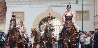 Sărbătoarea Junilor Brașovului în Duminica Tomii. Poetul Dan Despan prezintă în versuri istoria Junilor Brașovului și obiceiurile ce s-au derulat pe uliţele înguste ale Şcheiului