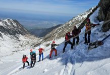 Foto. Vârful Văiuga din Munții Făgăraș va fi marcat printr-o bornă de 200 kg. Salvamontiștii au transportat deja borna la destinație