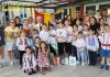 Foto și VIDEO. Copiii de la Cursul de Limbă, Cultură și Civilizație Românească sărbătoresc Ziua de 1 Iunie prin educație și tradiție, coordonați de prof. Angela Nicoară