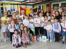 Foto și VIDEO. Copiii de la Cursul de Limbă, Cultură și Civilizație Românească sărbătoresc Ziua de 1 Iunie prin educație și tradiție, coordonați de prof. Angela Nicoară