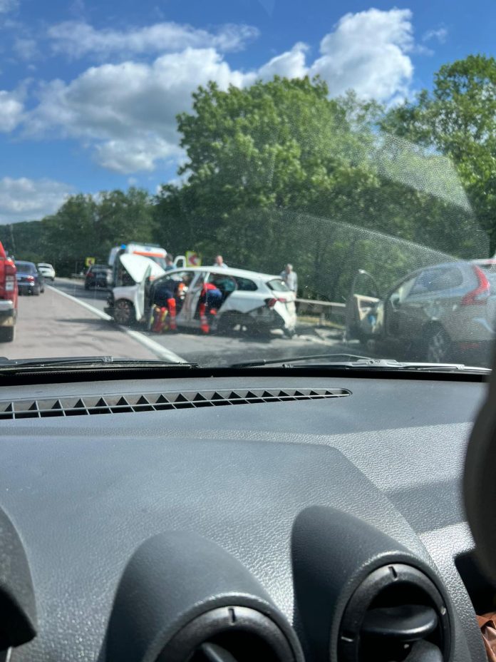FOTO-Accident-grav-pe-DN-1-la-Persani-Trei-victime-dintre-care-doua-persoane-incarcerate-si-elicopterul-SMURD-solicitat-la-fata-locului