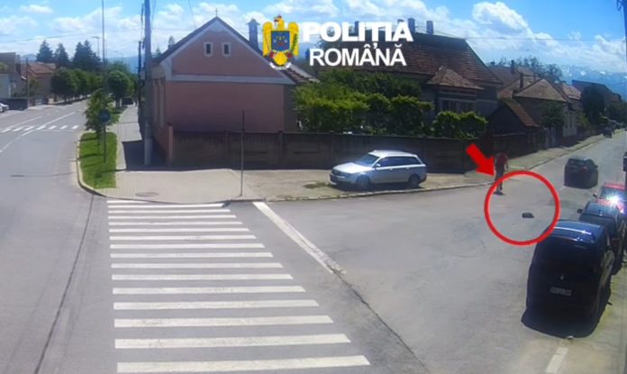 VIDEO-Scenariu-de-film-la-Fagaras-O-geanta-cu-25.000-de-euro-a-cazut-direct-din-portbagajul-unei-masini