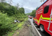 Mașină răsturnată pe DN1, la Hula Bradului. Două persoane au fost transportate la spital
