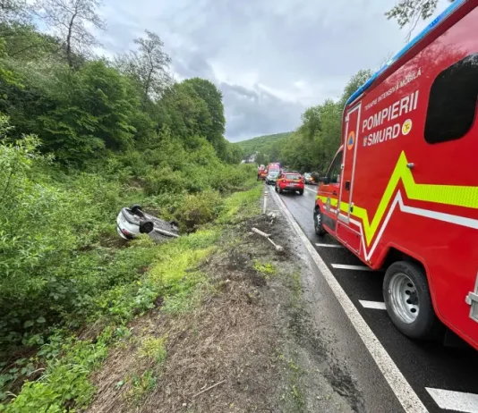 Mașină răsturnată pe DN1, la Hula Bradului. Două persoane au fost transportate la spital
