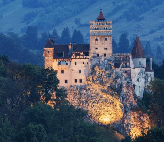 Castelul Bran, cel mai căutat obiectiv turistic din România, a fost vândut. Americanul care deține și domeniul lui Elvis Presley de la Graceland a cumpărat participația majoritară