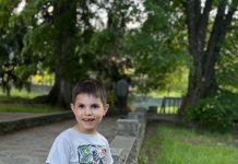 Andreas, un copil din Arpașu de Sus, diagnosticat cu autism și ADHD, are nevoie de ajutorul nostru. Donații se pot face în contul deschis pe numele mamei lui