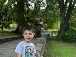 Andreas, un copil din Arpașu de Sus, diagnosticat cu autism și ADHD, are nevoie de ajutorul nostru. Donații se pot face în contul deschis pe numele mamei lui