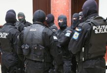 Traficanți de droguri prinși și arestați. Dețineau un întreg arsenal pentru pregătirea drogurilor pentru vânzare, clienții lor fiind și minori