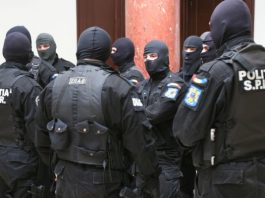 Traficanți de droguri prinși și arestați. Dețineau un întreg arsenal pentru pregătirea drogurilor pentru vânzare, clienții lor fiind și minori