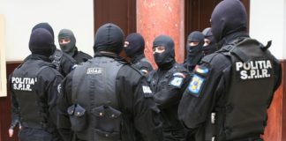 Traficanți de droguri prinși și arestați. Dețineau un întreg arsenal pentru pregătirea drogurilor pentru vânzare, clienții lor fiind și minori