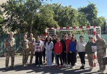 Foto. Dar de Ziua Copilului pentru elevii școlilor din Voila și Cincșor de la francezii de la Cincu