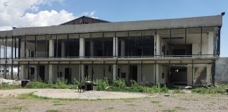 ,,Țeapa“ numită bazinul semiolimpic de la Făgăraș continuă. Încă 100.000 lei pentru proiectantul aflat în asociere cu constructorul care a abandonat lucrările la acest obiectiv