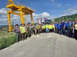 Foto. Acțiune de ecologizare pe râul Olt. S-au strâns 6 mc de deșeuri