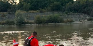 Video. Tragedie la Olt. Un copil și unchiul său au fost scoși din apă, dar tatăl copilului este căutat în continuare de pompieri