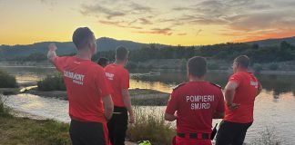 S-au reluat căutările în apele Oltului. Tatăl copilului salvat nu a fost găsit de pompieri