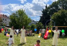 Foto. Petrecere în aer liber și premii pentru prichindeii de la Grădinița Pinochio din cartierul Combinat, la final de an școlar