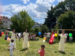 Foto. Petrecere în aer liber și premii pentru prichindeii de la Grădinița Pinochio din cartierul Combinat, la final de an școlar