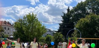 Foto. Petrecere în aer liber și premii pentru prichindeii de la Grădinița Pinochio din cartierul Combinat, la final de an școlar