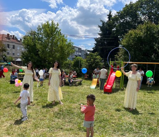 Foto. Petrecere în aer liber și premii pentru prichindeii de la Grădinița Pinochio din cartierul Combinat, la final de an școlar