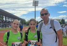 Foto. Făgărașul, campion județean la 400 m viteză prin eleva Cristiana Rogozea. Alături de Cristiana a alergat Natalia Oltean, ambele antrenate de prof. Aurelian Curticăpean