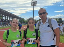 Foto. Făgărașul, campion județean la 400 m viteză prin eleva Cristiana Rogozea. Alături de Cristiana a alergat Natalia Oltean, ambele antrenate de prof. Aurelian Curticăpean