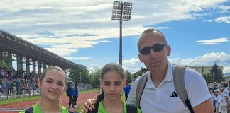 Foto. Făgărașul, campion județean la 400 m viteză prin eleva Cristiana Rogozea. Alături de Cristiana a alergat Natalia Oltean, ambele antrenate de prof. Aurelian Curticăpean