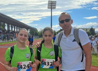 Foto. Făgărașul, campion județean la 400 m viteză prin eleva Cristiana Rogozea. Alături de Cristiana a alergat Natalia Oltean, ambele antrenate de prof. Aurelian Curticăpean