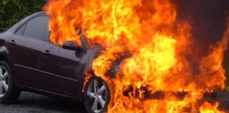 Un tânăr din Rodbav, beat și fără permis s-a ales cu dosar penal după ce mașina i-a luat foc. Polițiștii l-au prins în Ileni