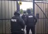 În loc să repare mașinile în atelierul din Bod, le-a vândut. În urma perchezițiilor, bărbatul a fost reținut de polițiști