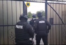 În loc să repare mașinile în atelierul din Bod, le-a vândut. În urma perchezițiilor, bărbatul a fost reținut de polițiști