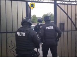 În loc să repare mașinile în atelierul din Bod, le-a vândut. În urma perchezițiilor, bărbatul a fost reținut de polițiști