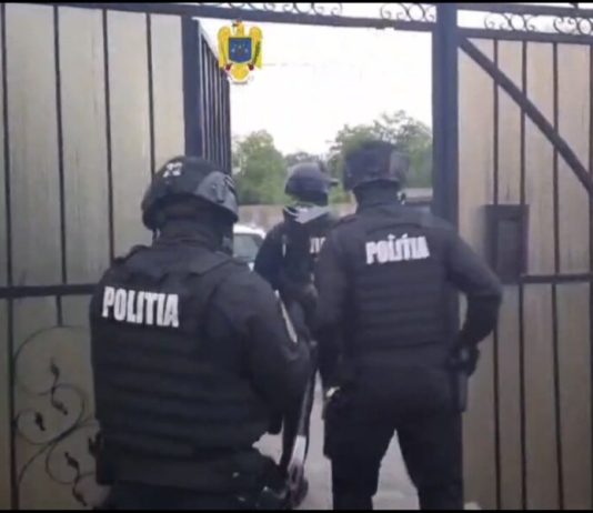 În loc să repare mașinile în atelierul din Bod, le-a vândut. În urma perchezițiilor, bărbatul a fost reținut de polițiști